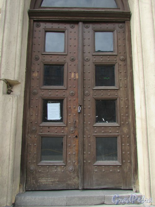 Суворовский проспект, дом 56. Оригинальная (аутентичная) дверь на лицевом фасаде здания. Фото 7 мая 2020 г.