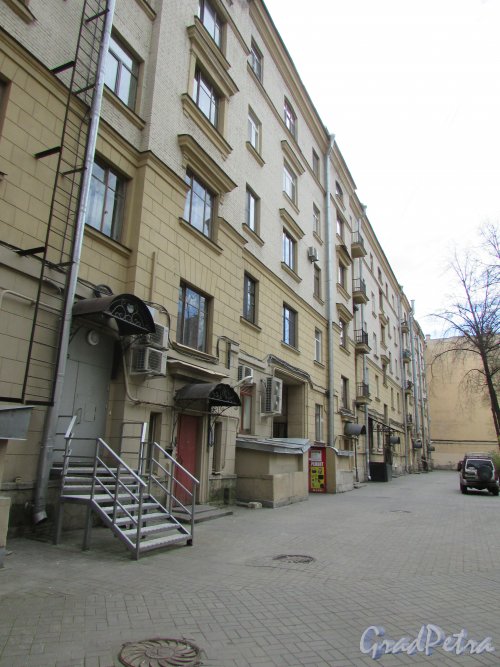 Суворовский проспект, дом 56. Фасад жилого дома со стороны двора. Фото 7 мая 2020 г.
