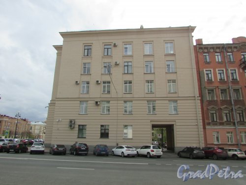 Суворовский проспект, дом 62, литера А. Фасад со стороны Тверской улицы. Фото 7 мая 2020 г.