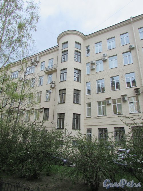 Суворовский проспект, дом 62, литера А. Фрагмент фасада со стооны двора. Фото 7 мая 2020 г.