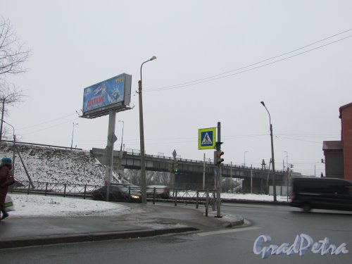 Вид автомобильного моста над ж/д путями у платформы «Лигово» в створе проспекта Маршала Жукова («Лиговский путепровод»). Фото 4 февраля 2017 г.