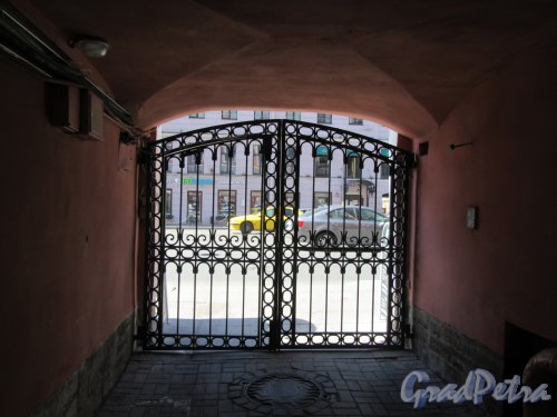 Литейный пр., д. 64. Доходный дом А. М. Тупикова. Въездные ворота. Вид из двора. фото июнь 2018 г. 