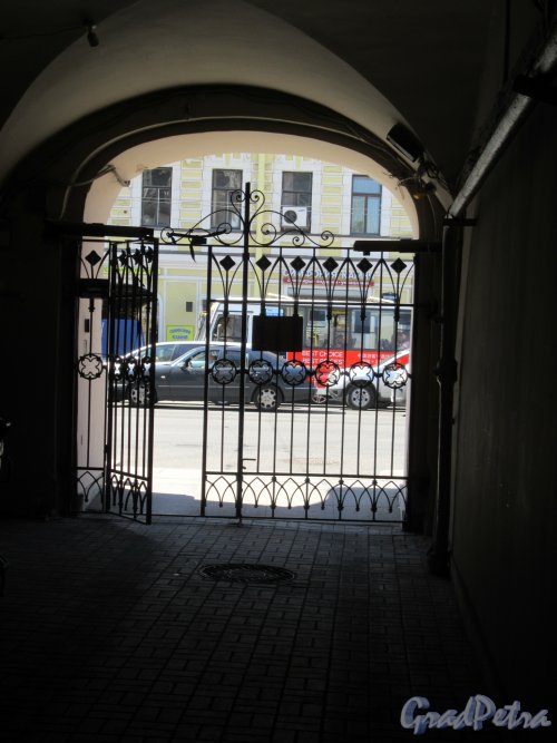 Литейный пр., д. 58. Доходный дом. Въездные ворота. Вид из-под арки. фото июнь 2018 г.