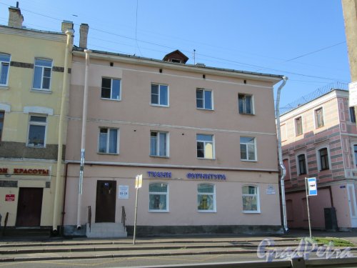Дворцовый пр. (Ломоносов), д. 34. 3-х этажный рядовой жилой дом. Общий вид фасада. фото июль 2018 г.