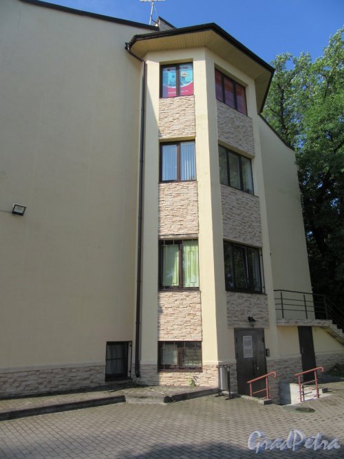 Дворцовый пр. (Ломоносов), д. 22б. Офисное здание. Задний фасад. фото июль 2018 г. 