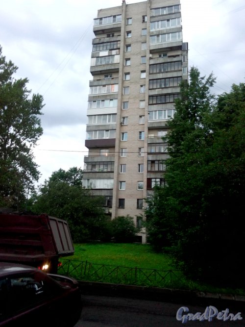 Проспект Космонавтов, дом 26. 14-этажный жилой дом серии 1-528кп80Э 1972 года постройки. 1 парадная, 97 квартир. Фото 4 августа 2020 года.