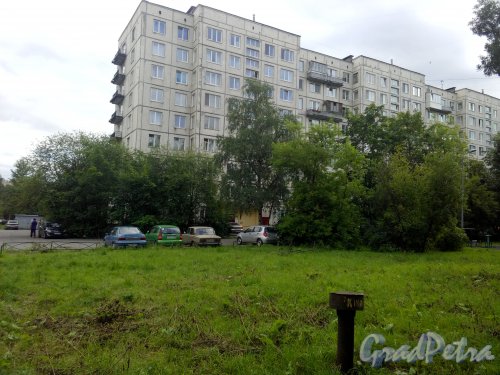Проспект Космонавтов, дом 32, корпус 2. 9-этажный жилой дом серии 1ЛГ-606 1972 года постройки. 4 парадные, 208 квартир. Фото 6 августа 2020 года.