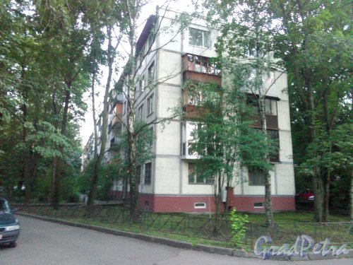Проспект Космонавтов, дом 30, корпус 2. 5-этажный жилой дом серии 1ЛГ-507-7 1964 года постройки. 7 парадных, 139 квартир. Фото 7 августа 2020 года.