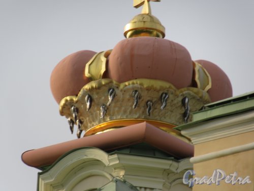  Большой (Меншиковский) дворец. Корона завершающая кровлю центрального флигеля. фото август 2018 г.