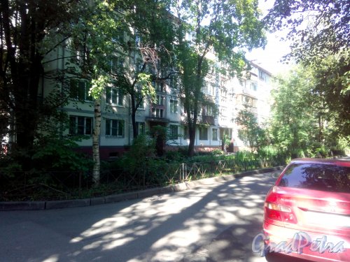 Проспект Космонавтов, дом 30, корпус 2. Вид дома со стороны парадных. Фото 8 августа 2020 года.
