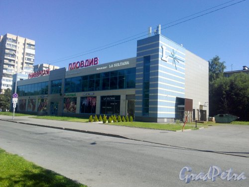 Проспект Космонавтов, дом 38, корпус 4. Универсам «Пловдив». Фото 9 августа 2020 года.