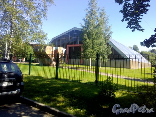 Проспект Космонавтов, дом 38, корпус 3. Спортивный комплекс «ЖесSть». Вид здания со стороны второго корпуса. Фото 9 августа 2020 года.