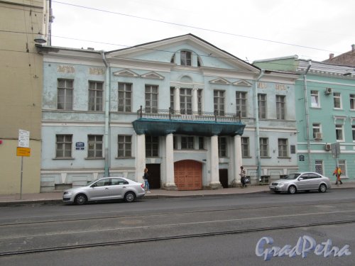 Средний пр. ВО., д. 24. Дом Аладова, 1806-1809. Общий вид фасада. фото август 2018 г.