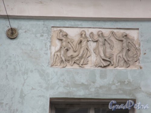 Средний пр. ВО., д. 24. Дом Аладова, 1806-1809. Рельефная вставка на фасаде. фото август 2018 г.