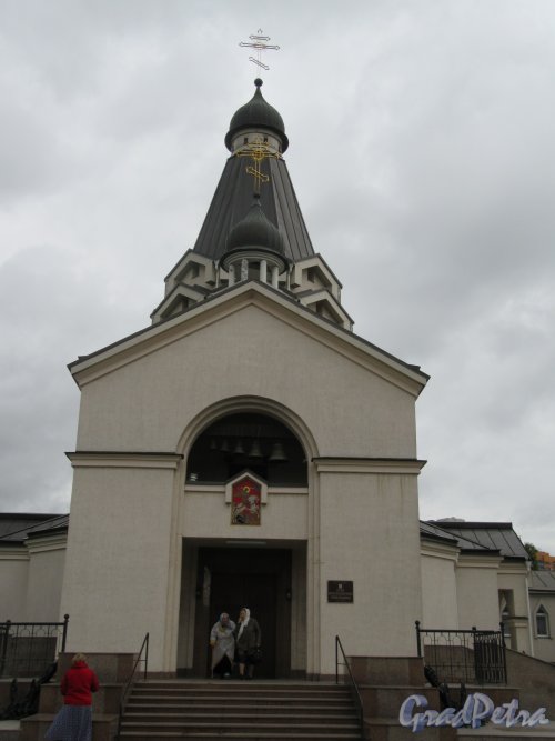 Пр. Славы, д. 45. Церковь Георгия Победоносца в Купчино, 1997–2002. Запавдный фасад. фото август 2018 г.