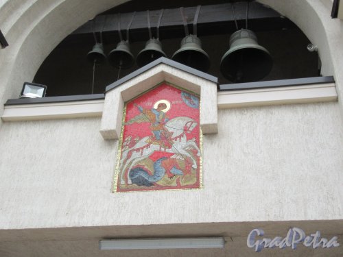 Славы пр., д. 45. Церковь Георгия Победоносца в Купчино. Икона над входом. фото август 2018 г.