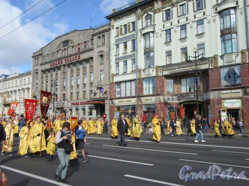 Открытие Крестного хода на Невском проспекте. Фото с тротуара у Гостного Двора. Фото 12 сентября 2018 г.