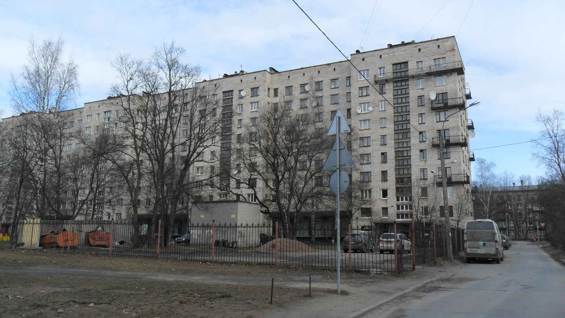 Фотографии Санкт-Петербург: Тореза пр., д. 32, Выборгский р-н  Санкт-Петербурга - GradPetra. Проспект Тореза, дом 32. 9-этажный жилой дом  серии 1-528кп42 1971 года постройки. Вид дома со двора. Фото 18 марта 2016  года.