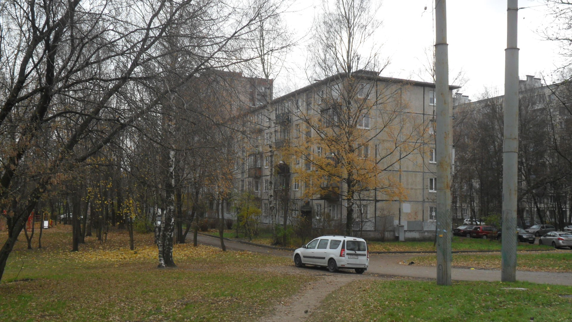 Фотографии Санкт-Петербург: Заневский пр., д. 63, Красногвардейский р-н  Санкт-Петербурга - GradPetra. Заневский проспект, дом 63. 5-этажный жилой  дом серии 1-335 1962 года постройки. 5 парадных, 100 квартир. Фото 2 ноября  2016 года.