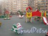 Игровая детская площадка между домами 5 корпус 1 и корпус 2 по Петергофскому шоссе. Фото март 2014 г.