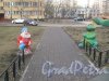 Игровая детская площадка между домами 5 корпус 1 и корпус 2 по Петергофскому шоссе. Дорожка и фигурки. Фото март 2014 г.