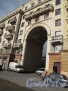 Московское шоссе, дома 14. Жилой дом работников мясокомбината. Монументальная арка оформления подворотни. Фото апрель 2014 г.