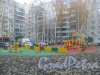 Петергофское шоссе, дом 3, корпуса 4-6. Новая детская площадка во дворе дома. Фото 27 октября 2015 г.