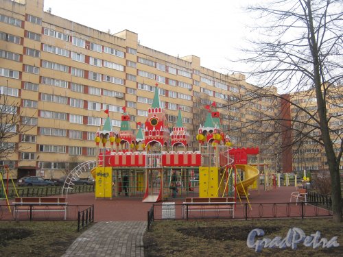 Игровая детская площадка между домами 5 корпус 1 и корпус 2 по Петергофскому шоссе. Фото март 2014 г.