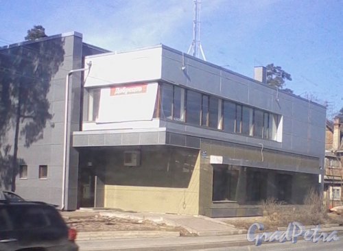 Пос. Лисий Нос, Приморское шоссе, дом 60. Общий вид здания. Фото апрель 2014 г.