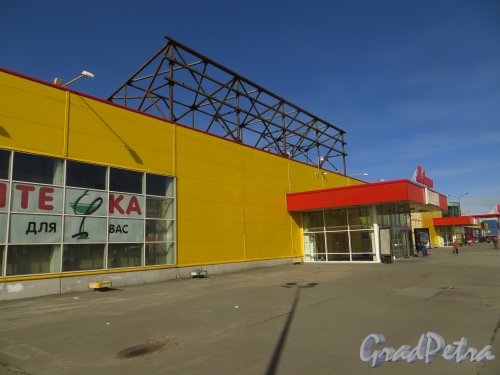Пулковское шоссе, дом 19. Здание бывшего гипермаркета «Карусель». Фото 1 апреля 2014 года.