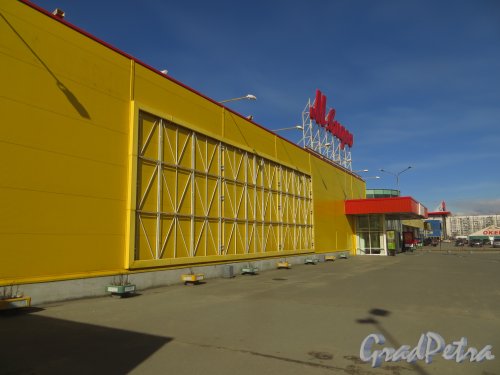 Пулковское шоссе, дом 19. Общий вид гипермаркета. Фото 1 апреля 2014 года.