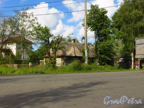 посёлок Белоостров, Сестрорецкое шоссе, дом 1. Общий вид частного дома со стороны Нового шоссе. Фото 27 июня 2014 года.