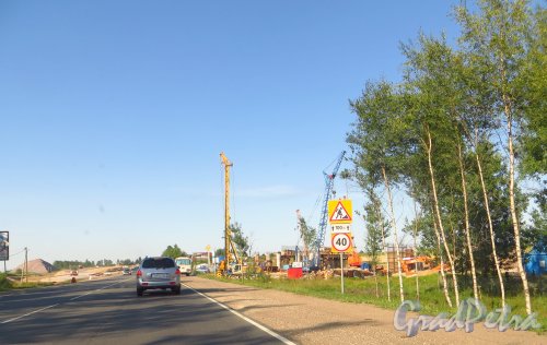 Строительство нового автомобильного моста через Киевское шоссе в створе новой окружной дороги вокруг города Гатчина. 20 июля 2014 года.