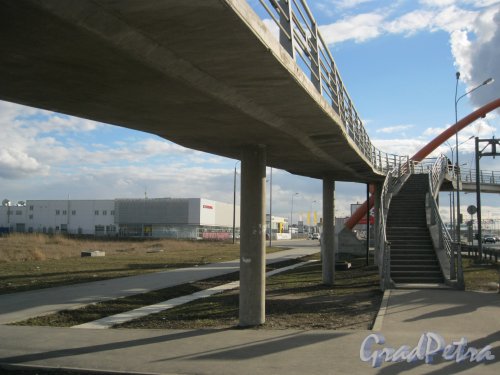 Пос. Старо-Паново, Таллинское шоссе в районе гипермаркета «Лента» (дом 159). Пешеходный подвесной мост. Плавный спуск. Фото 30 марта 2014 г.