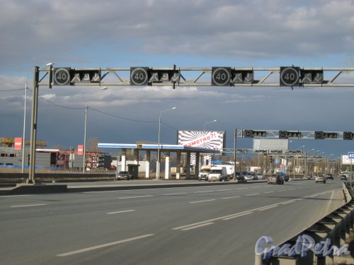 Пос. Старо-Паново, Таллинское шоссе в районе поста ГИБДД. Вид от пешеходного подвесного моста в сторону г. Санкт-Петербурга. Фото 30 марта 2014 г.