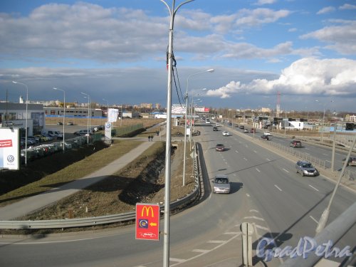 Пос. Старо-Паново, Таллинское шоссе в районе гипермаркета «Лента» (дом 159). Пешеходный подвесной мост. Вид в сторону г. Санкт-Петербурга. Фото 30 марта 2014 г.