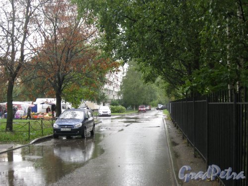 Петергофское шоссе, дом 5, корпус 2 (слева). Проезд от дома 3, корпус 5. Фото 26 августа 2014 г.