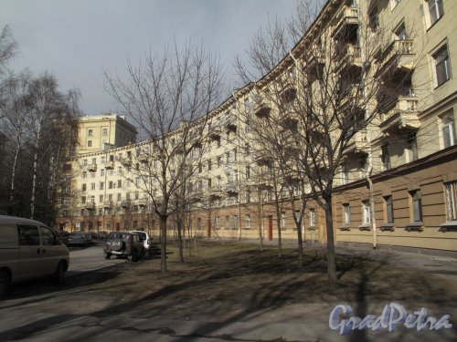 Московское шоссе, д. 16. Жилой дом работников Мясокомбината. Часть фланкирующая площадь. Фото апрель 2014 г.