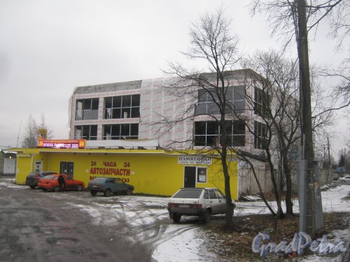 Красное Село (Горелово), Аннинское шоссе, дом 26а (на переднем плане). Общий вид здания. Фото 4 января 2014 г.