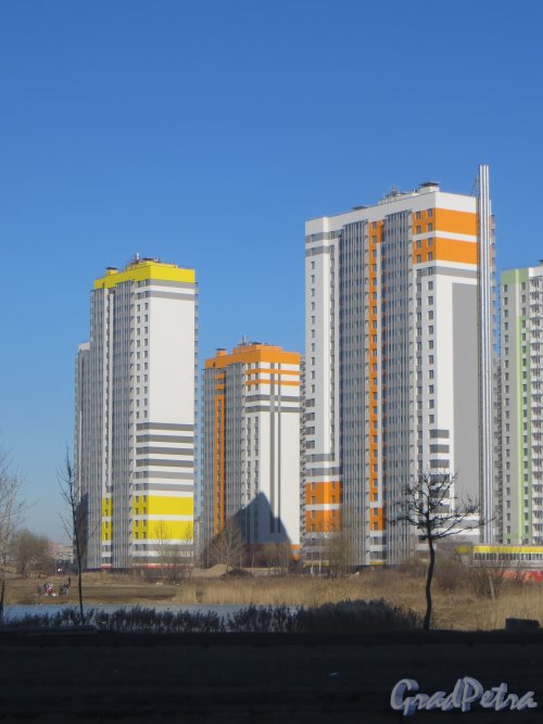 Южное шоссе, дом 57, корпус 2, литера А (слева) и дом 55 (справа). Первые жилые дома комплекса «София», сданные в эксплуатацию. Фото 15 марта 2015 года.