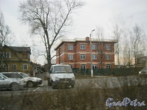 пос. Стрельна, Красносельское шоссе, дом 23. Фото из окна 36 трамвая . Фото 9 апреля 2015 г.