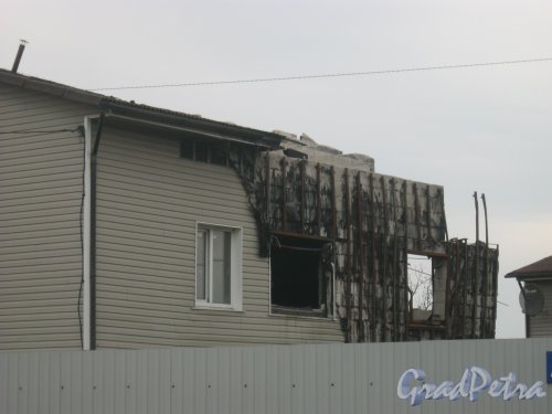 пос. Торики, Аннинское шоссе, дом 35. Фрагмент сгоревшей части здания. Фото 7 мая 2015 г.

