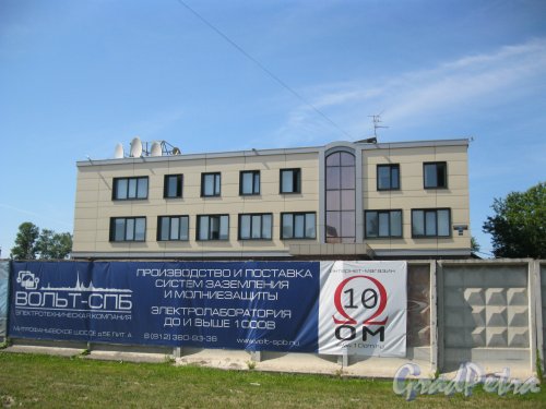 Митрофаньевское шоссе, дом 5е, литера Б. Общий вид здания. Фото 3 июля 2015 г.