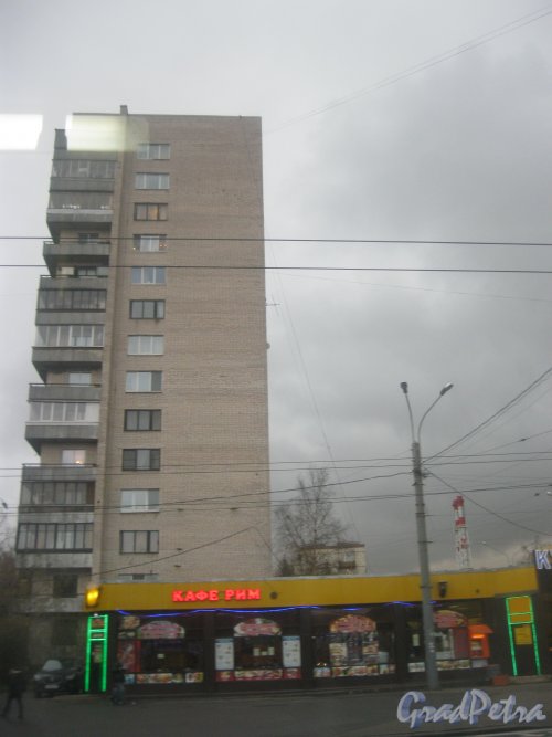 Шоссе Революции, дом 21. Общий вид здания. Вид из окна проезжающего мимо автобуса. Фото 24 октября 2015 г.