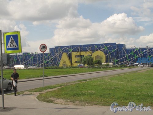 Пулковское шоссе, дом 25. ТРК «Лето», 2010. Общий вид фасада комплекса с Пулковского шоссе. фото июль 2014 г. 
