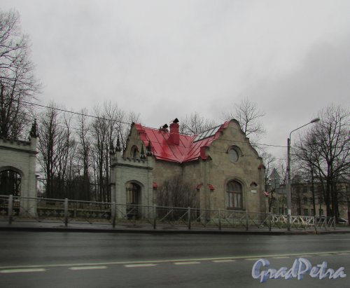 Санкт-Петербург, поселок Стрельна, Санкт-Петербургское шоссе, дом 78, литера А. Общий вид здания. Фото 14 ноября 2015 года.