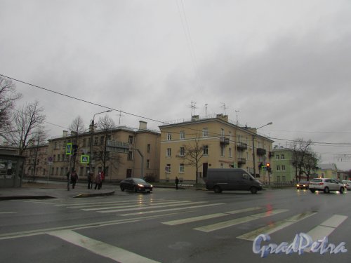 Санкт-Петербург, посёлок Стрельна, Санкт-Петербургское шоссе, дом 82, литера А (справа) и Фронтовая улица, дом 1, литера А (слева). Фото 14 ноября 2015 года.