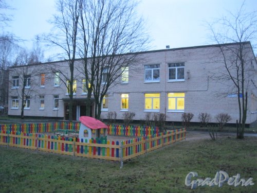 Петргофское шоссе, дом 1, корпус 2. Фрагмент здания детского сада. Фото 4 декабря 2015 г.