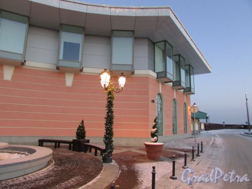 Пулковское шоссе (Шушары), дом 60. Торговый центр «OUTLET VILLAGE» (Пулково). Зона отдыха при входе в торговый центр. Фото 5 января 2016 года.