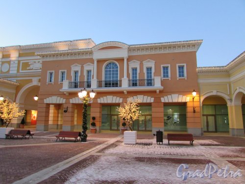 Пулковское шоссе (Шушары), дом 60. Торговый центр «OUTLET VILLAGE» (Пулково). Один из внутренних дворов. Фото 5 января 2016 года.